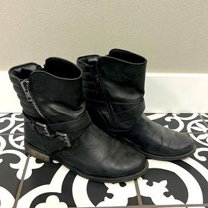 Black leather Moro boots